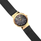 BERING horloge met gouden kast, zwarte wijzerplaat met diamantindexen en zwart mesh-bandje, diagonaal geplaatst
