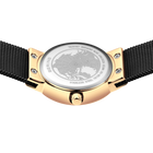 Achterzijde van het horloge met gegraveerd wereldkaartontwerp, roségoudkleurige ronde kast, zwarte stofband