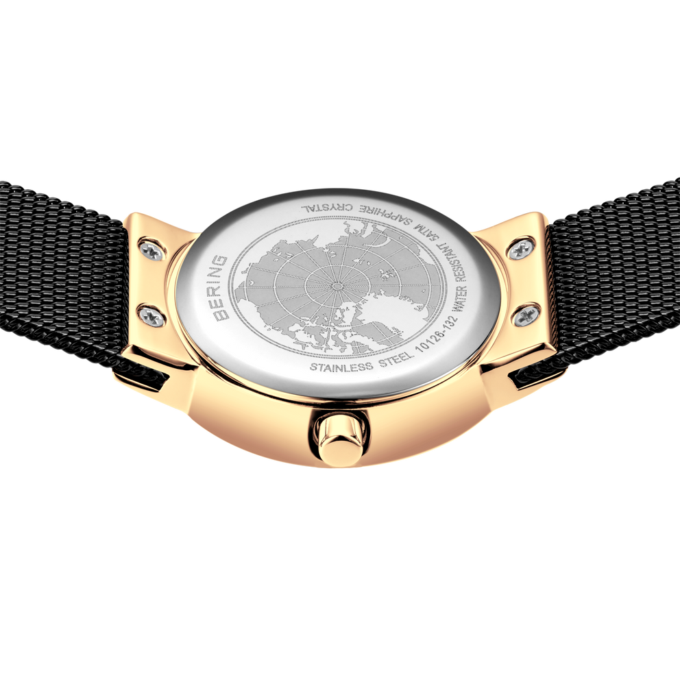 Achterzijde van het horloge met gegraveerd wereldkaartontwerp, roségoudkleurige ronde kast, zwarte stofband