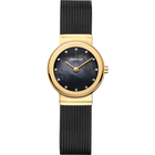 Horloge met gouden kast, donkerblauwe wijzerplaat, mesh bandje en uurindices.