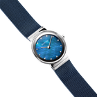 BERING polshorloge met ronde stalen kast, blauwe wijzerplaat met uurmarkeringen en donkerblauw textielbandje.
