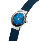 BERING horloge met blauw zonneburst wijzerplaat en witte markeringen, gedragen met donkerblauw meshband