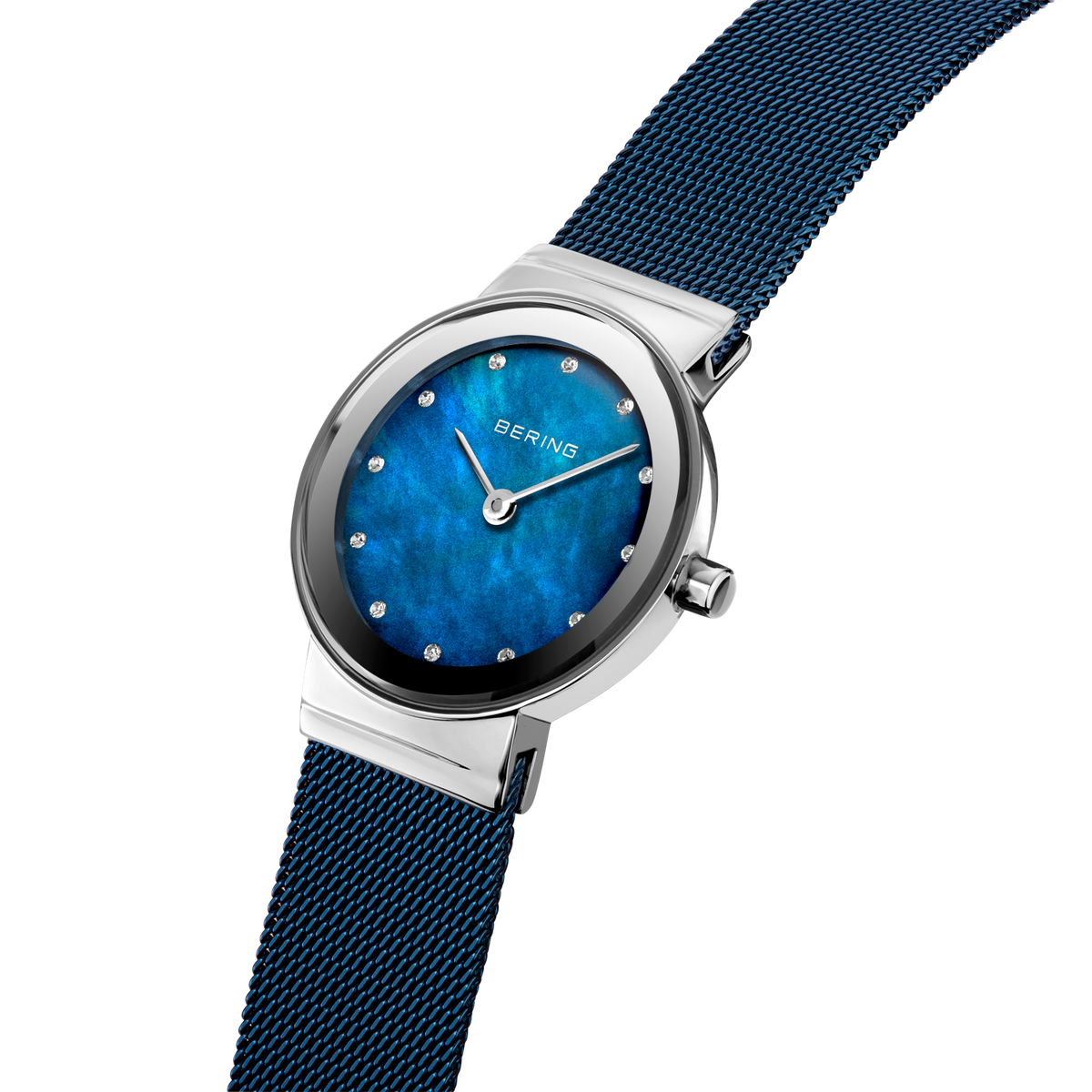 BERING horloge met blauw zonneburst wijzerplaat en witte markeringen, gedragen met donkerblauw meshband