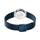 Horloge met licht blauw wijzerplaatje, wit kast en zwart mesh-armband met transparante caseback die de rotor toont