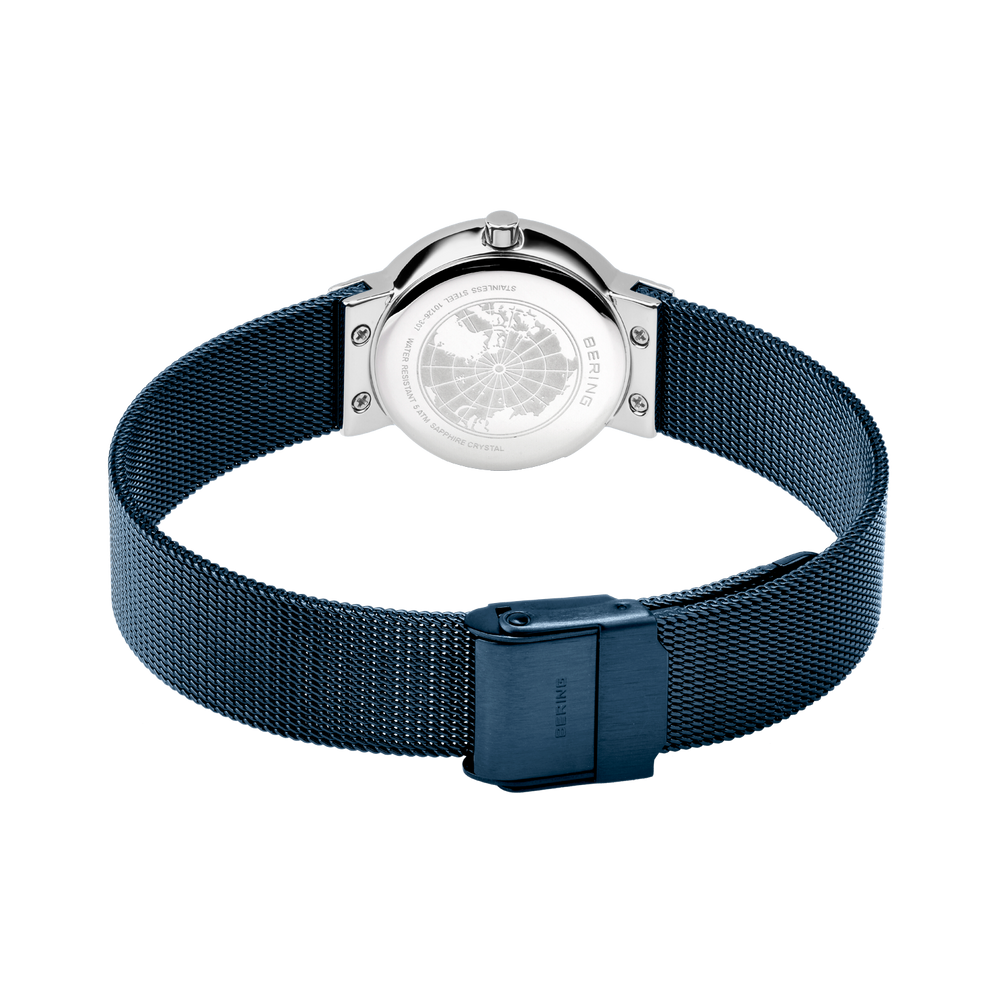 Horloge met licht blauw wijzerplaatje, wit kast en zwart mesh-armband met transparante caseback die de rotor toont