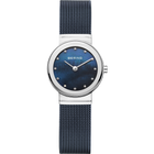 BERING horloge met donkerblauwe wijzerplaat, zilveren kast, diamantvormige uurindices en maasband.