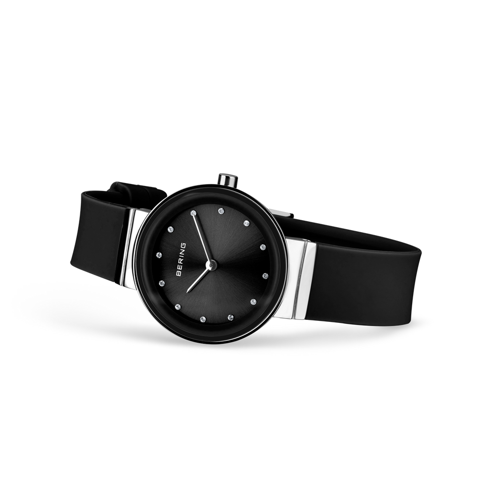 BERING Armbanduhr mit Silbergehäuse, schwarzem Zifferblatt und weißen Punkten, Schrägansicht mit schwarzem Armband.