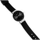 BERING Armbanduhr am Arm getragen, Schrägansicht mit schwarzem Zifferblatt, silbernen Indizes und Lederband