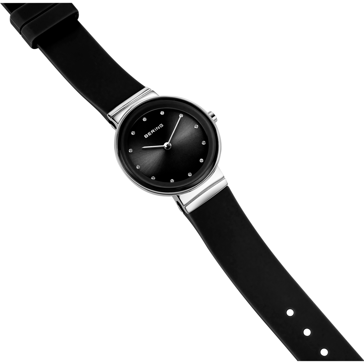 BERING Armbanduhr am Arm getragen, Schrägansicht mit schwarzem Zifferblatt, silbernen Indizes und Lederband