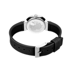 Uhr mit rundem silbernem Zifferblatt und schwarzem Lederarmband, von oben fotografiert