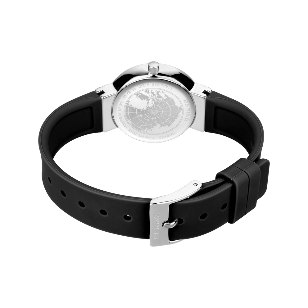 Uhr mit rundem silbernem Zifferblatt und schwarzem Lederarmband, von oben fotografiert