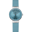 Blauw BERING horloge met rond wijzerplaat, zilveren kast en bijpassend stoffen bandje.