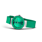 Montre ronde à cadran turquoise éclatant, index minimalistes et bracelet assorti, vue trois-quarts.