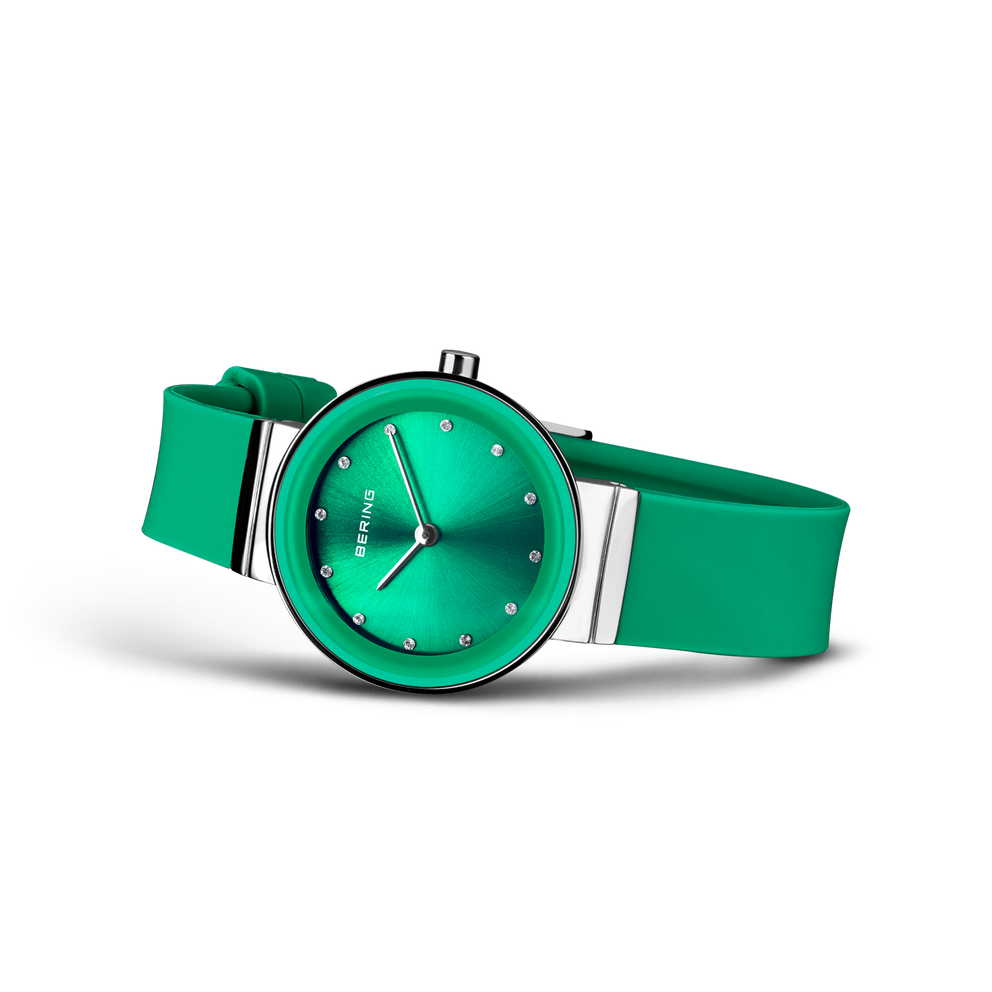 Montre ronde à cadran turquoise éclatant, index minimalistes et bracelet assorti, vue trois-quarts.