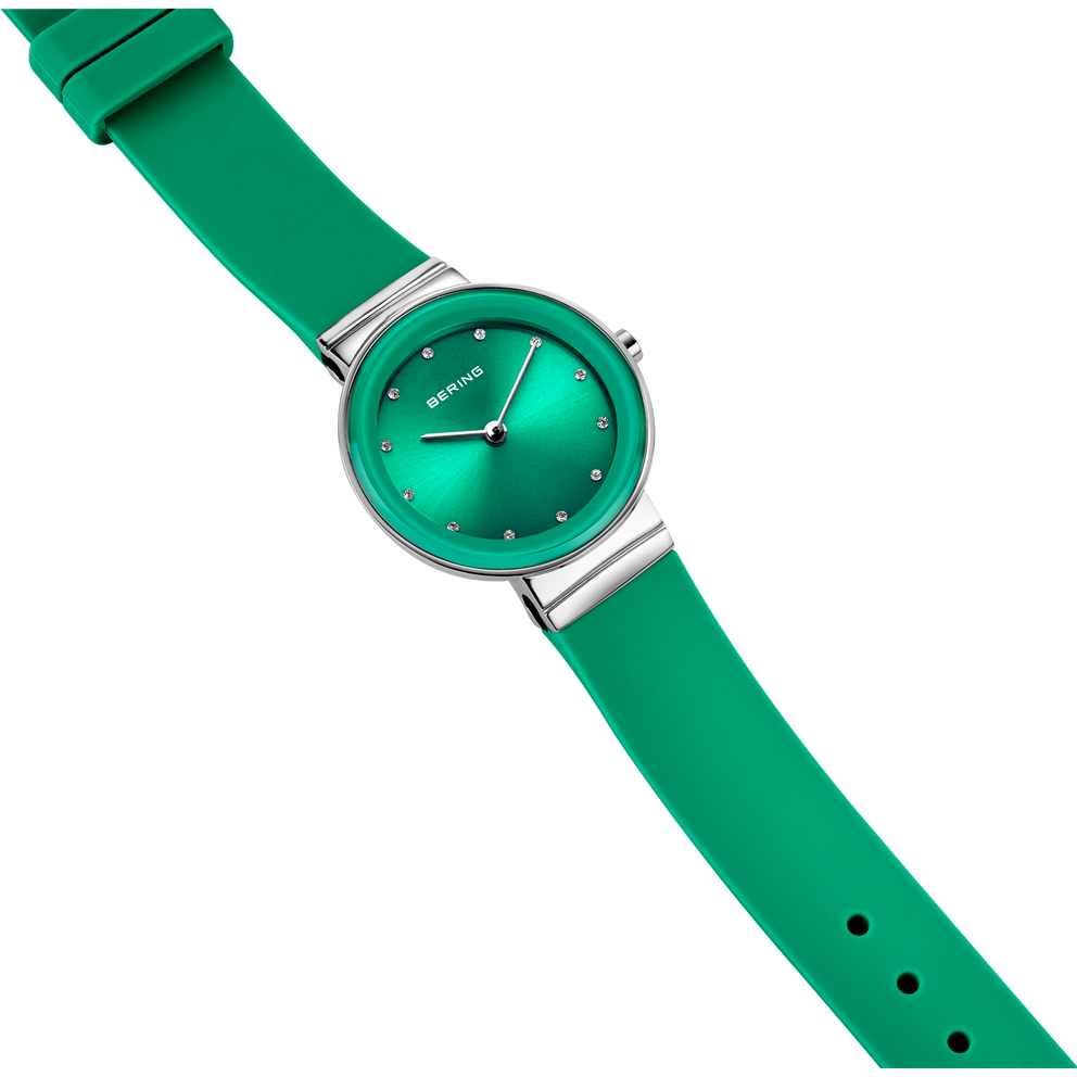 Montre-bracelet avec cadran et boîtier verts, aiguilles et index blancs, bracelet textile vert avec passants métalliques