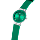 Montre BERING au cadran turquoise, index blancs et bracelet vert assorti, vue en angle.