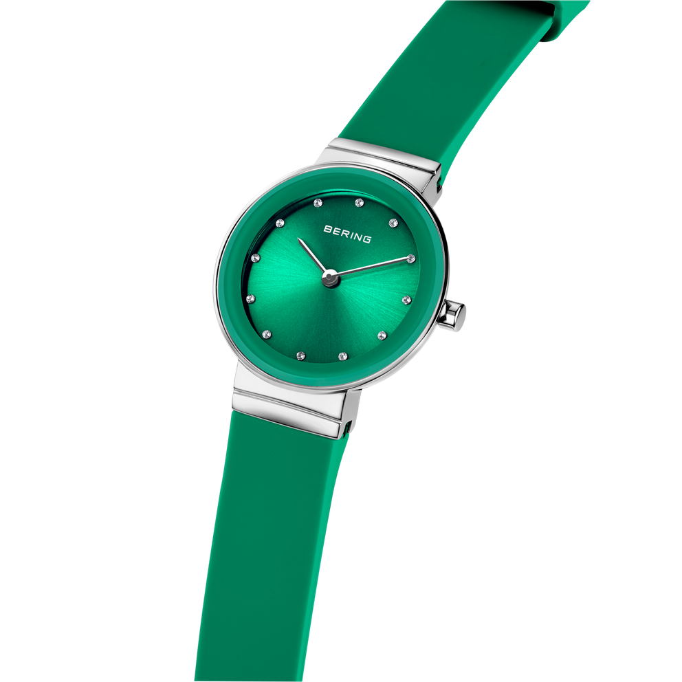 Montre BERING au cadran turquoise, index blancs et bracelet vert assorti, vue en angle.