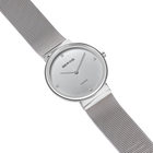 Montre BERING en angle avec cadran argenté et bracelet mailles.