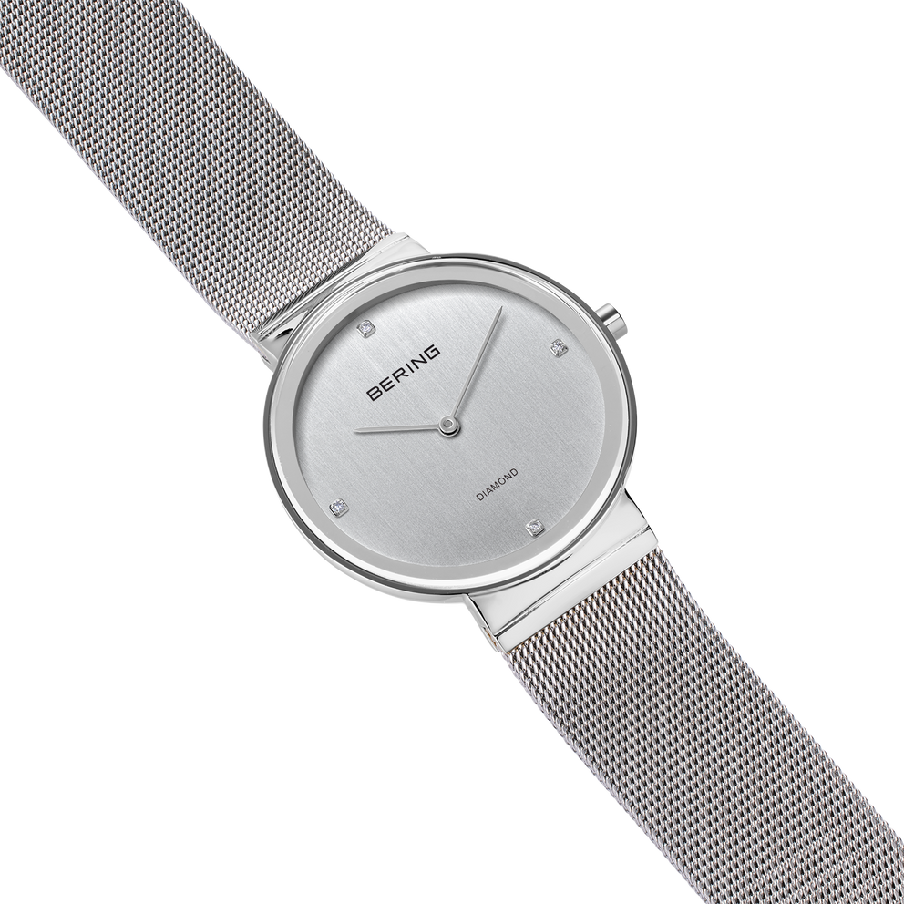 Montre BERING en angle avec cadran argenté et bracelet mailles.
