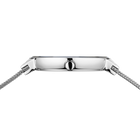 Vue de profil de la montre BERING rectangulaire avec bracelet maille et cadran minimaliste.