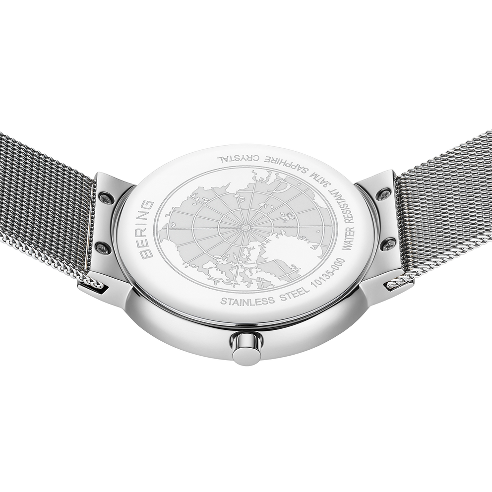 Montre BERING 10135 vue de dos avec design carte mondiale et bracelet maille acier inoxydable