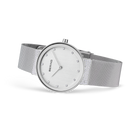 Montre BERING avec cadran blanc rond et bracelet maille argentée, vue en trois quarts