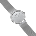 Montre BERING à bracelet maille avec cadran argenté et index en forme de diamant, vue en angle.