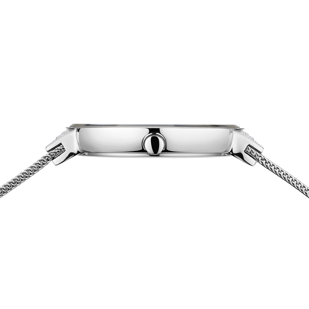 Montre carrée en argent avec cadran noir, vue de profil, bracelets chaîne maille.