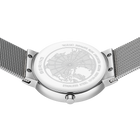 Montre avec cadran mappemonde et bracelet maille, photographiée de dessus.