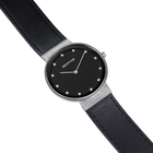 BERING horloge met zwarte wijzerplaat, uurmarkeringen en zwart lederen band, zilveren kast.