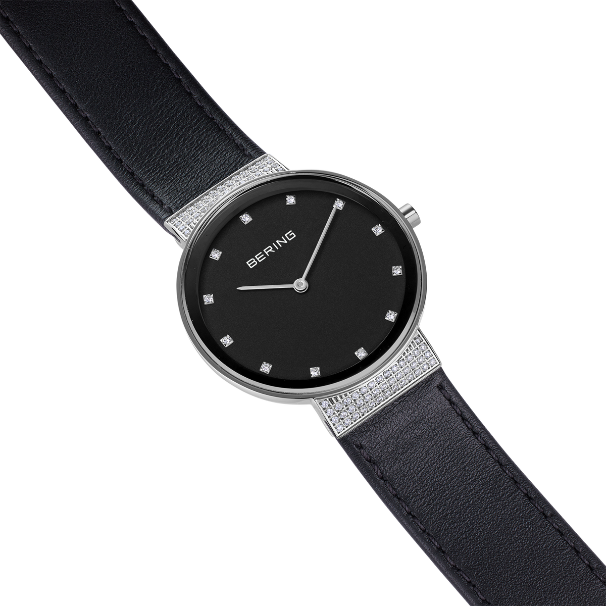 BERING horloge met zwarte wijzerplaat, uurmarkeringen en zwart lederen band, zilveren kast.