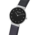 BERING horloge met zwarte wijzerplaat, zilveren lunette, diamantmarkeringen en leren band in schuinhoek.