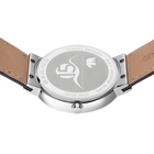 Graveerde achterzijde van BERING-horloge met zilveren afwerking en leren band.
