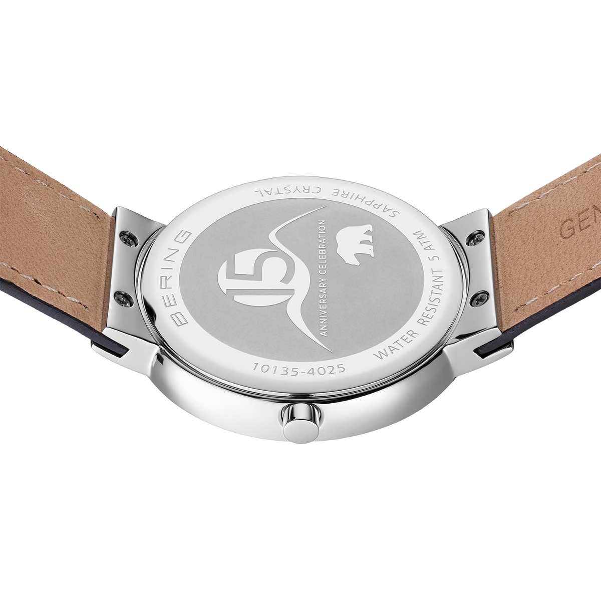 Graveerde achterzijde van BERING-horloge met zilveren afwerking en leren band.