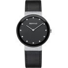 BERING horloge met zwarte wijzerplaat, witte indexen en wijzers, zwart lederen band met mesh-detail, voorkant.