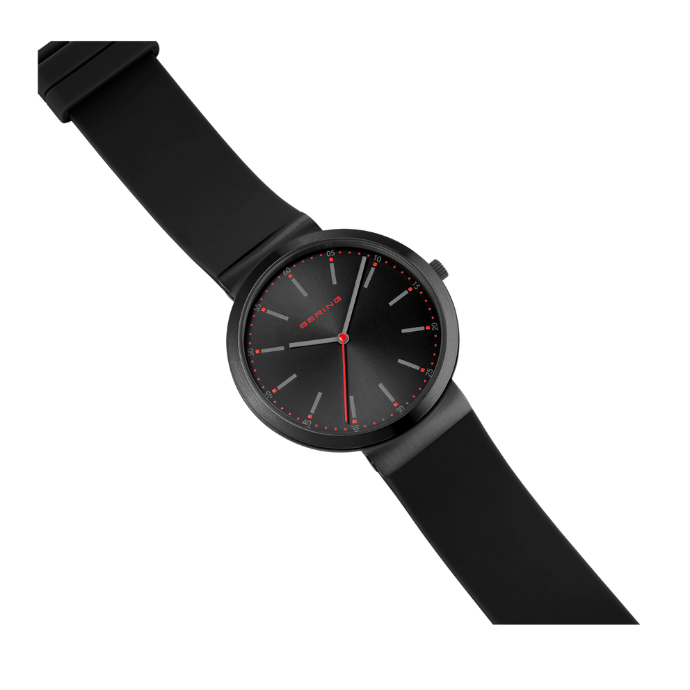 BERING horloge 10141-402 schuine weergave met rond zwart wijzerplaat, minimalistisch ontwerp en rode wijzers, zwarte band