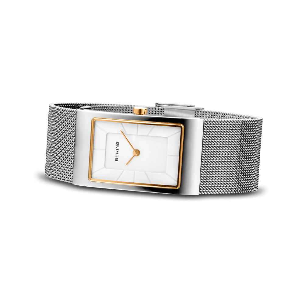 Reloj de malla plateada con esfera rectangular blanca y caja de oro rosa, vista de ángulo