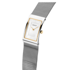 Reloj BERING visto en ángulo: esfera rectangular blanca con bisel dorado, pulsera malla acero con acabado texturado.