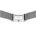 Vista trasera del reloj de pulsera con caja rectangular, correa de malla gris y corona dorada