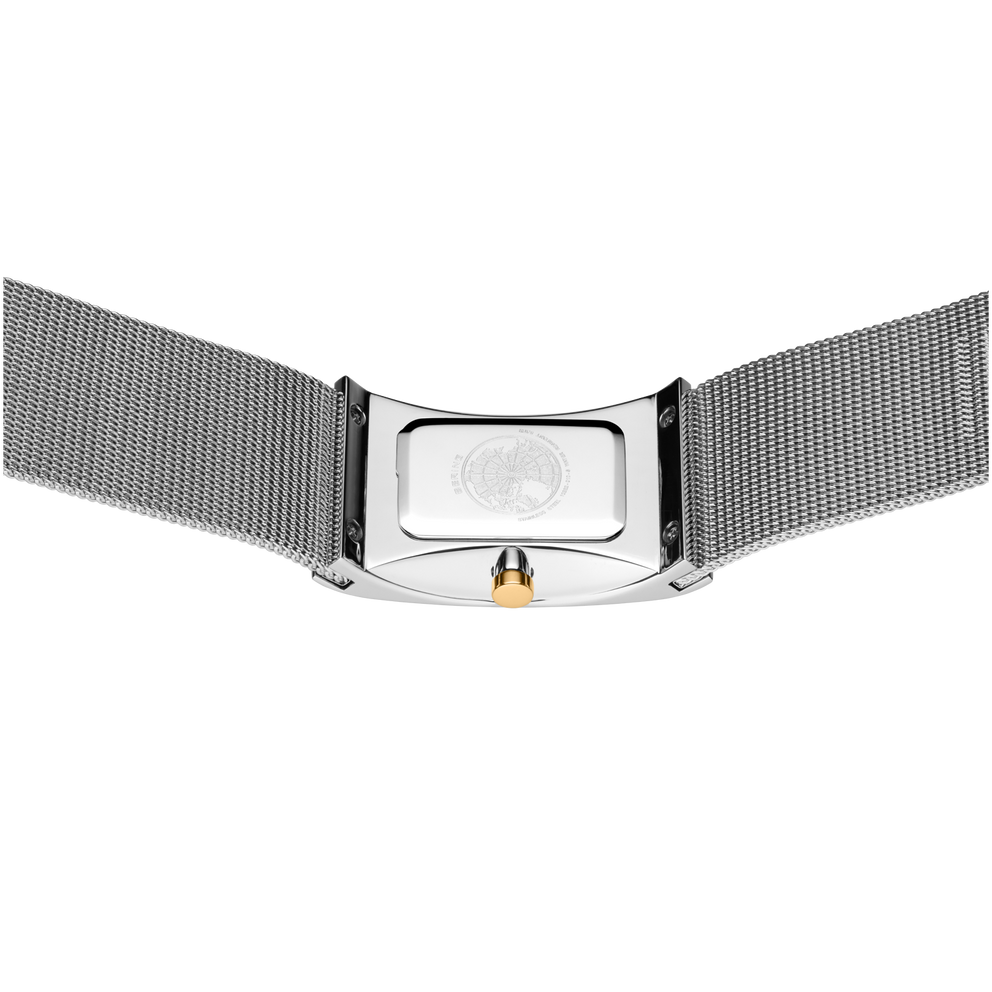 Vista trasera del reloj de pulsera con caja rectangular, correa de malla gris y corona dorada