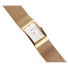 Rechthoekig horloge in goudtoon met witte wijzerplaat en mesh-armband.