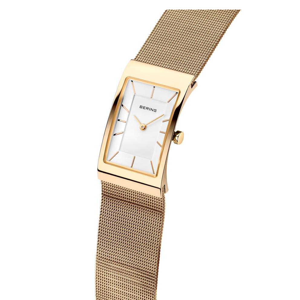 Rechthoekig Bering-horloge met wit wijzerplaat en goudkleurig mesh-bandje, zijdelings weergegeven.