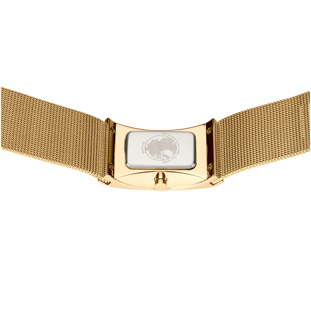 Rechthoekige horloge met gouden mesh-armband, achterkant met sluiting in het midden