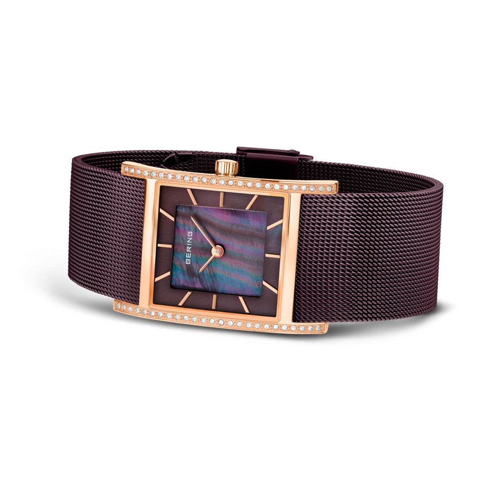 Reloj con caja rectangular oro rosa, esfera púrpura y correa malla oscura, vista en ángulo
