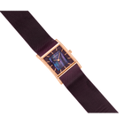 Reloj cuadrado con caja oro rosado, esfera azul oscuro y pulsera de malla, vista diagonal