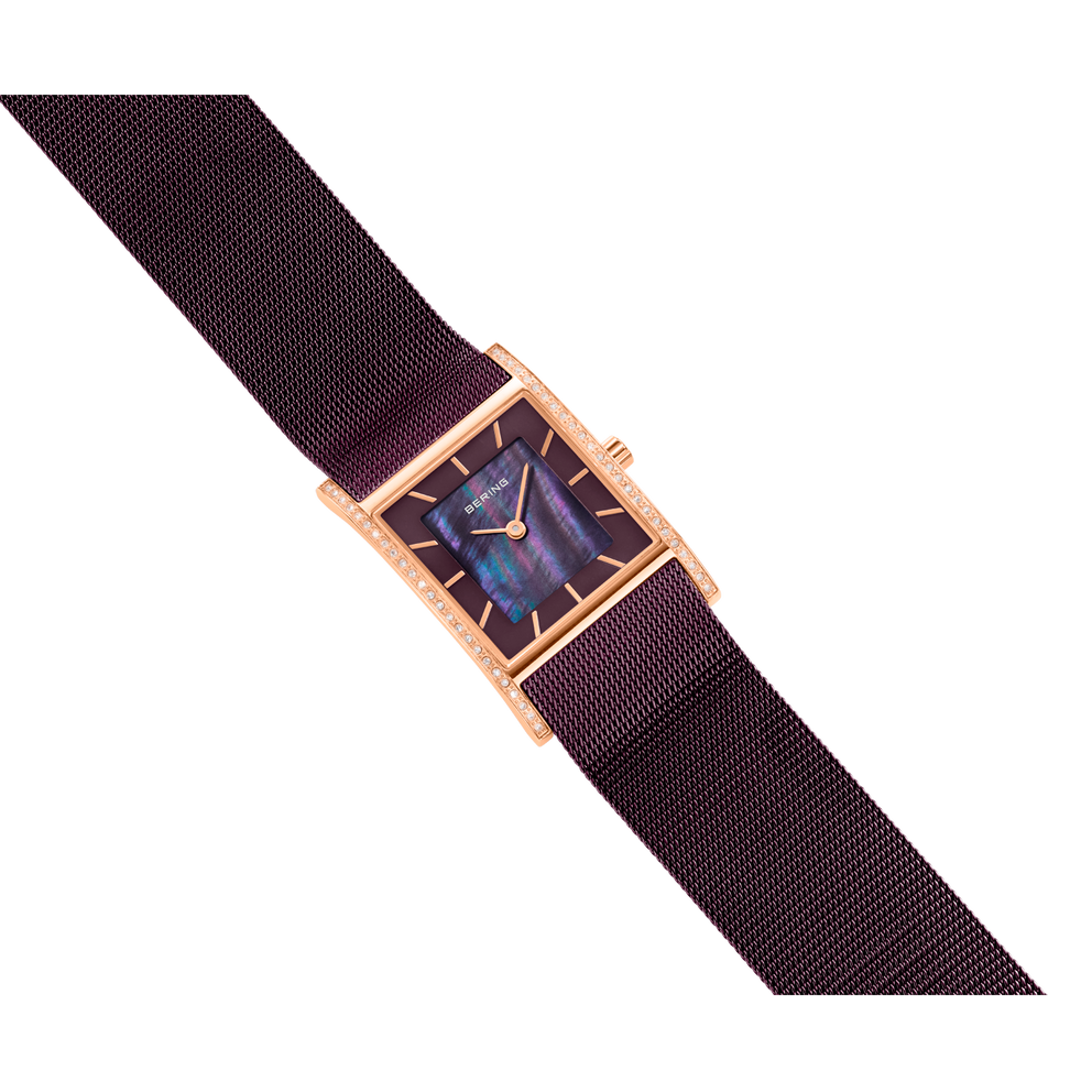 Reloj cuadrado con caja oro rosado, esfera azul oscuro y pulsera de malla, vista diagonal