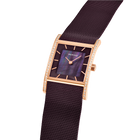 Reloj cuadrado de oro rosa con lunette de diamantes, esfera azul oscuro y correa de malla púrpura, vista oblicua