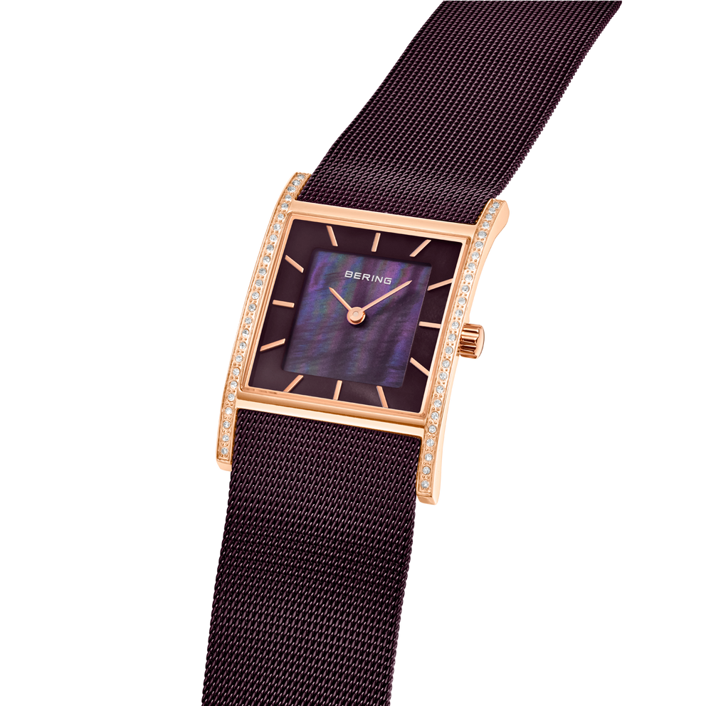 Reloj cuadrado de oro rosa con lunette de diamantes, esfera azul oscuro y correa de malla púrpura, vista oblicua