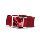Rood vierkant horloge met rode mesh-armband, van opzij gefotografeerd.