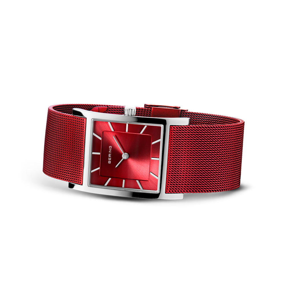 Rood vierkant horloge met rode mesh-armband, van opzij gefotografeerd.